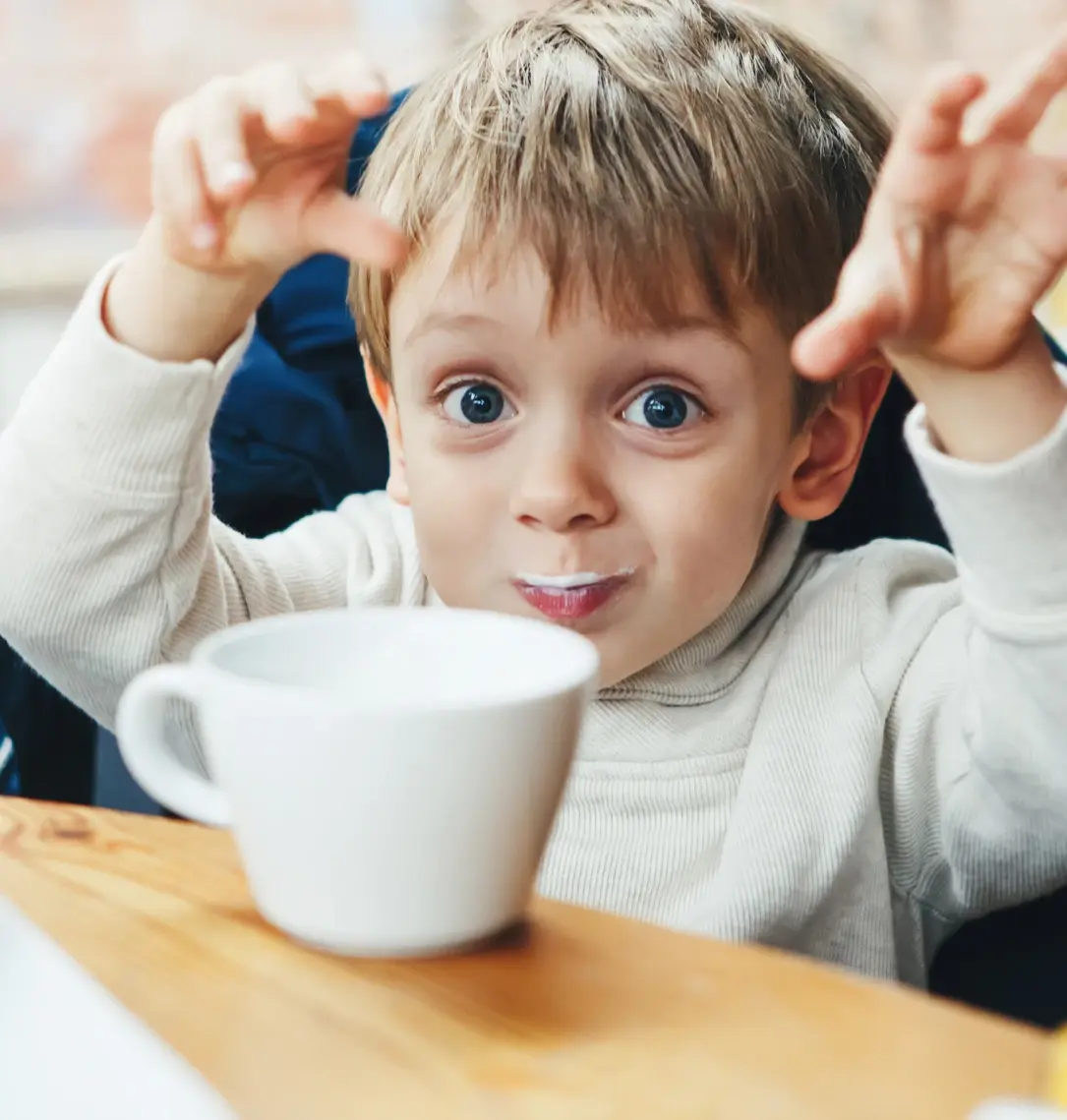 Liten pojke som grimascherar